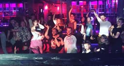 Un grupo animado de bailarines en poses de vogue
