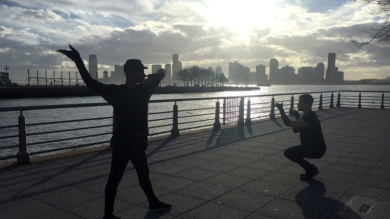 Russell y Aeon Satori bailando vogue en el Christopher Street Pier