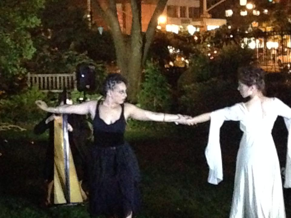 Keelie Sheridan y Kamaria Dailey tomadas de las manos en el jardín nocturno